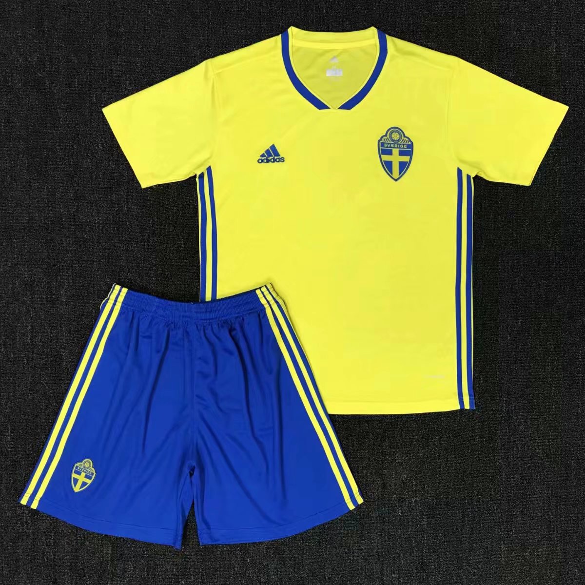 Quick Dry Kids Sweden Home 2018 World Cup Soccer KitShirtShorts