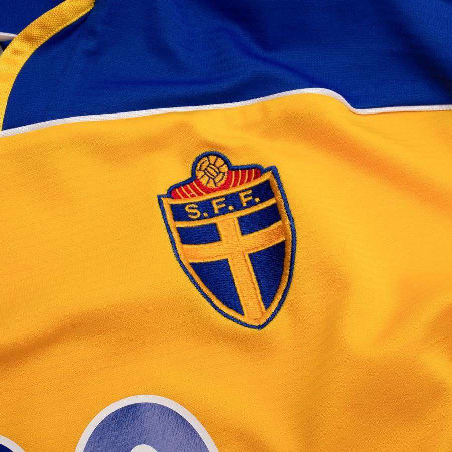 Sweden Home Shirt 2000 Size S LARSSON 20 (8/10)