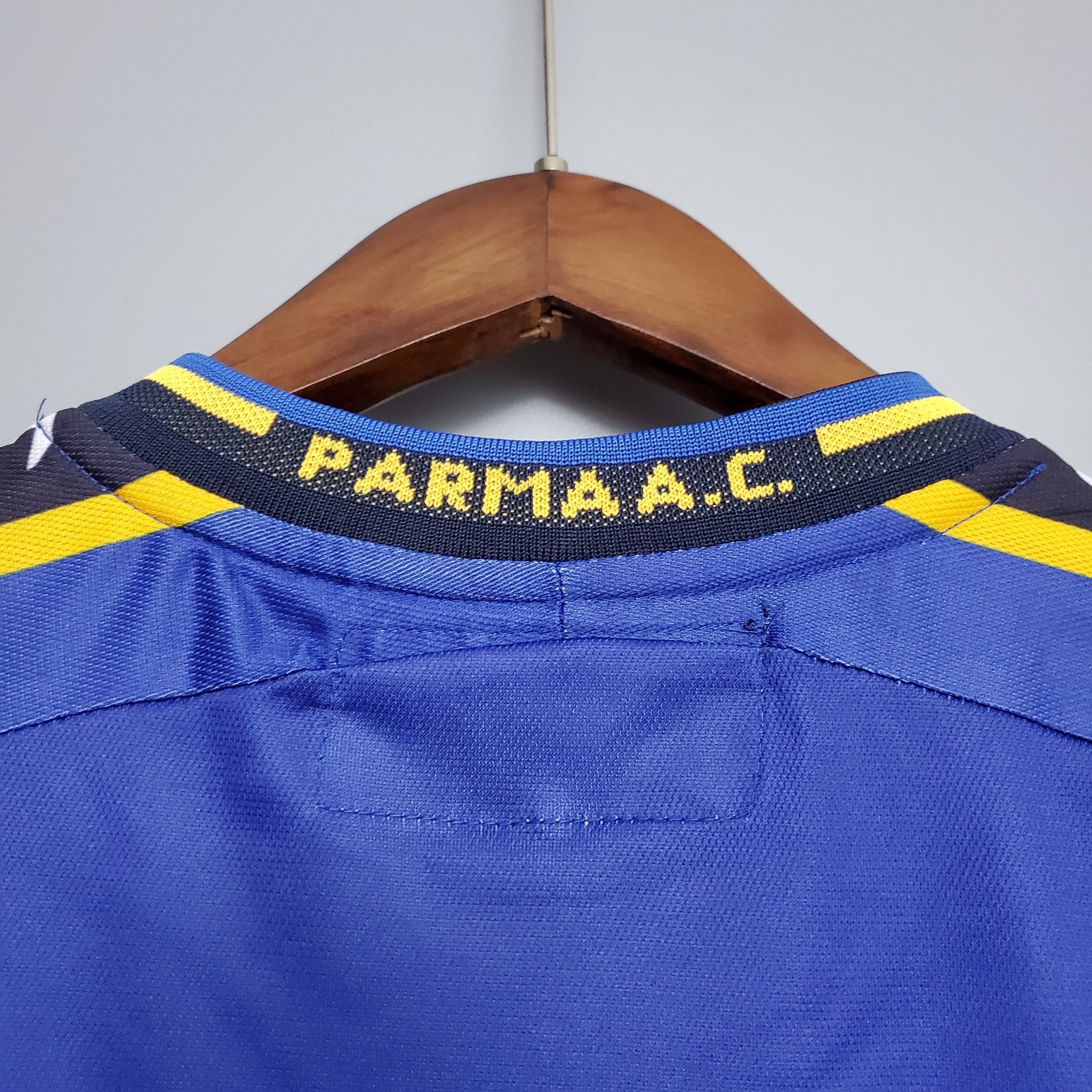 2001-2002 Parma Home kit