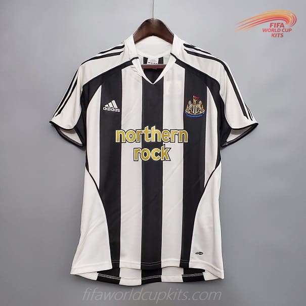Home Game Soccer Uniform of Newcastle season 05-06